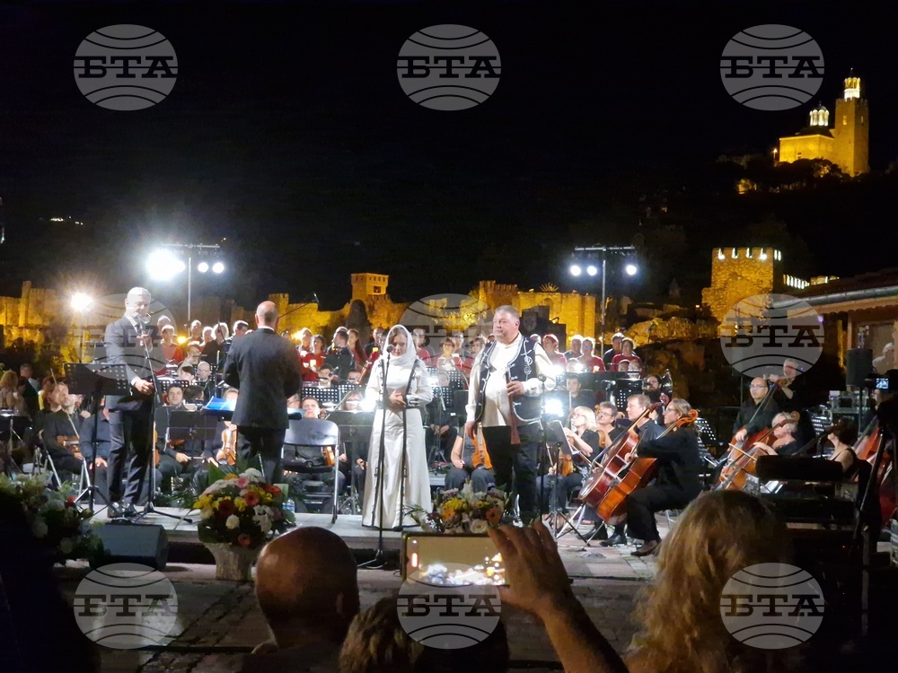 За първи път аудио-визуалният спектакъл „Звук и светлина“ на Царевец във Велико Търново беше представен с музика на живо