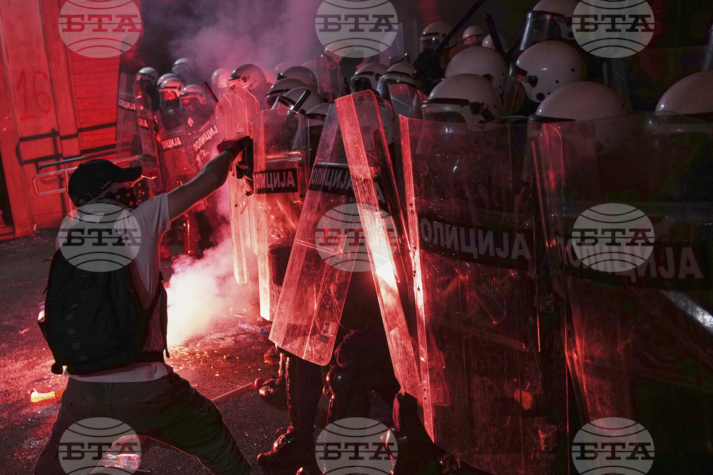 Общо 42 души са задържани, а 14 полицаи са ранени при снощните антиправителствени протести в Сърбия