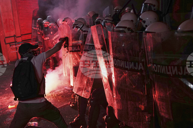 Общо 42 души са задържани, а 14 полицаи са ранени при снощните антиправителствени протести в Сърбия