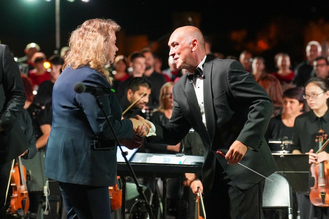 Председателят на Народното събрание Наталия Киселова аплодира тържествения концерт–спектакъл „Звук и светлина“ във Велико Търново