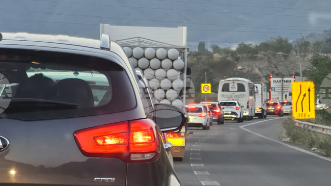 Временно движението в участъка от 375-и до 376-и км по пътя София - Кулата се осъществява реверсивно