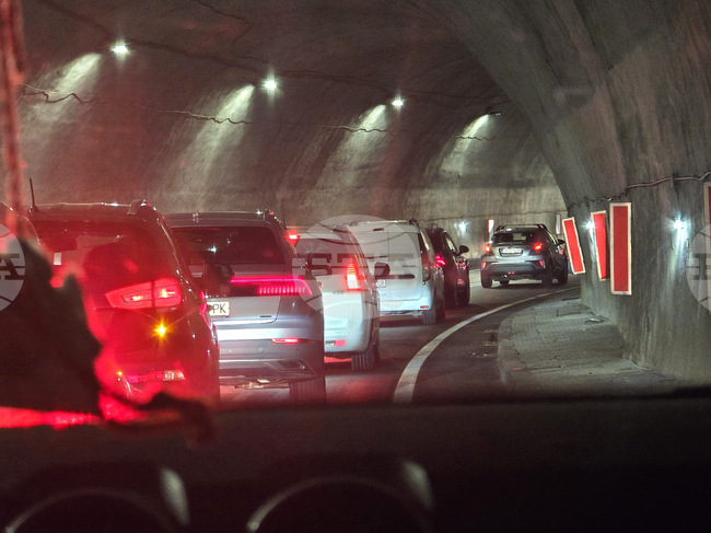 Възстановено е движението по пътя Благоевград – Кресна в района на Кривия тунел в Кресненското дефиле