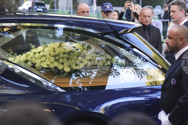 Хиляди отдават последна почит на „краля“ Армани в Милано