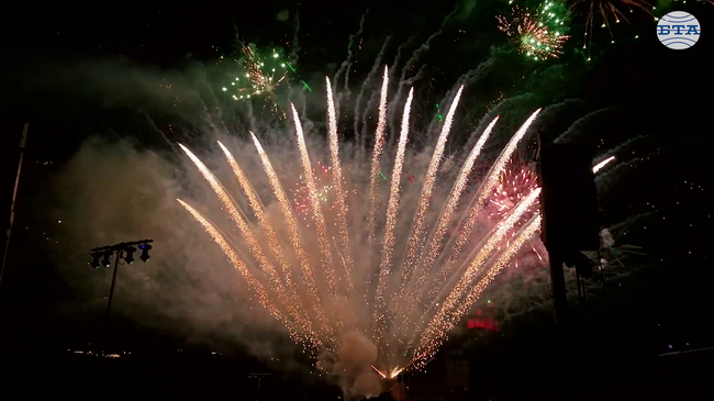 За първи път аудио-визуалният спектакъл „Звук и светлина“ на Царевец във Велико Търново беше представен с музика на живо