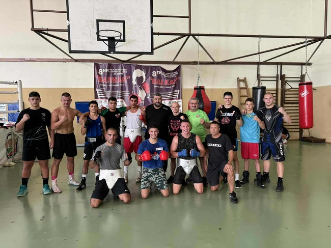 Младежките национали по бокс се готвят за Европейското първенство с международен лагер