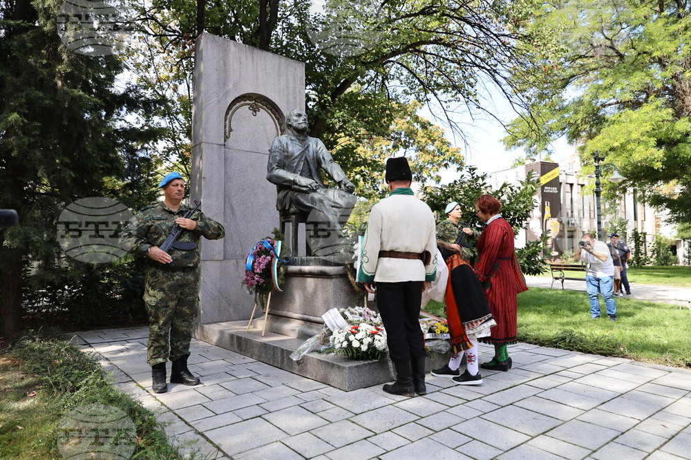 С поднасяне на венци и цветя пловдивчани почетоха паметта на Захари Стоянов и майор Райчо Николов