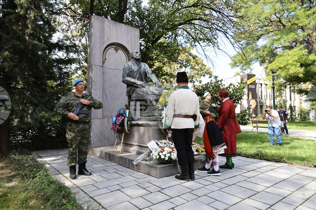 С поднасяне на венци и цветя пловдивчани почетоха паметта на Захари Стоянов и майор Райчо Николов