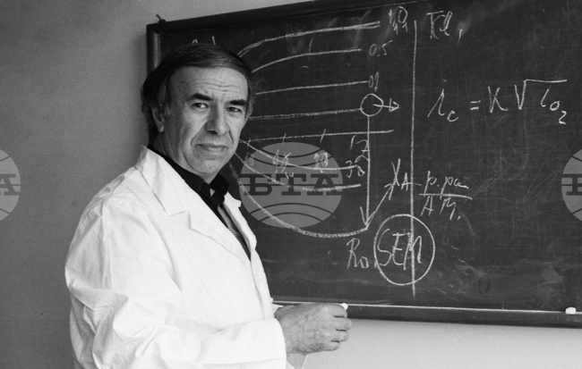 Акад. Дечко Павлов - химик и учен