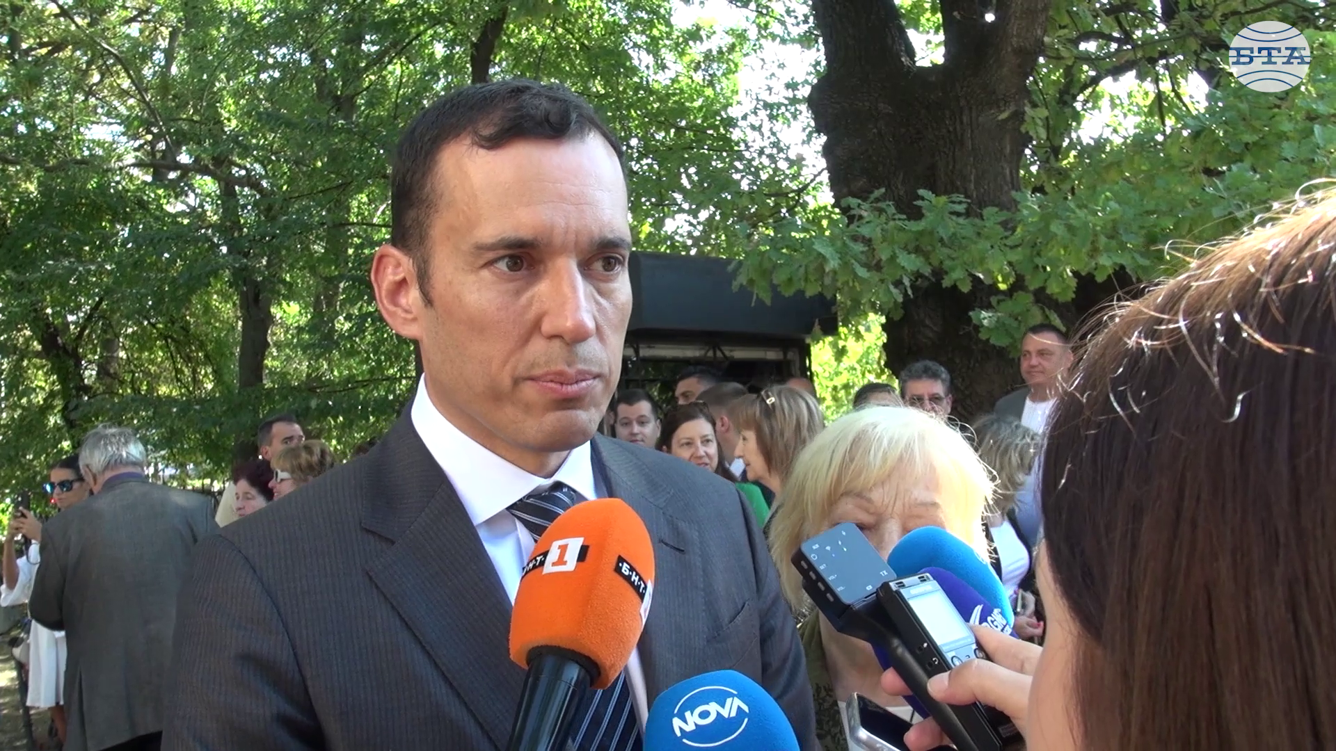 С едноминутно мълчание и поднасяне на венци пред костницата на княз Александър Първи Батенберг бяха отбелязани 140 години от Съединението на България