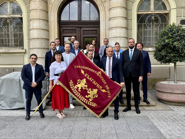 Дариха ръчно извезано знаме на кмета на Пловдив по повод 140 години от Съединението