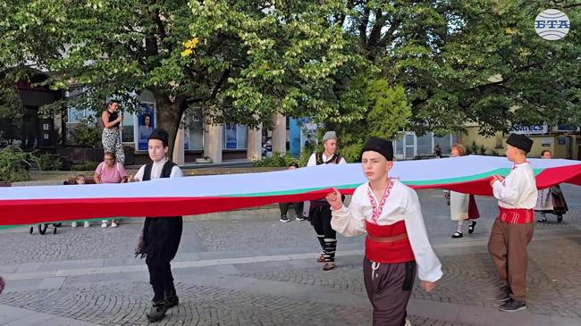 С шествие със 140-метрово българско знаме Сливен отбеляза годишнината от Съединението