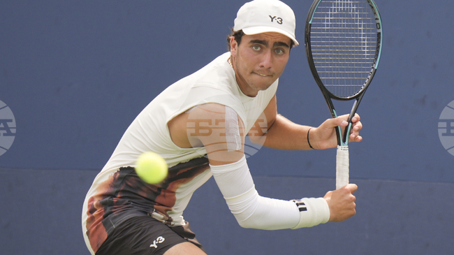 Иван Иванов започна с двусетова победа на турнир по тенис в Манакор