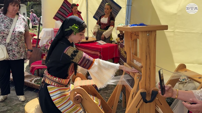 Участници и гости от страната и чужбина събра в музей "Етър" край Габрово откриването на XIX Международен панаир на традиционните занаяти