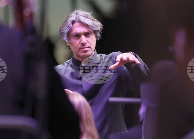 Най-дълбоките и трогателни срещи съм имал на по-малките сцени, каза за БТА маестро Йордан Камджалов