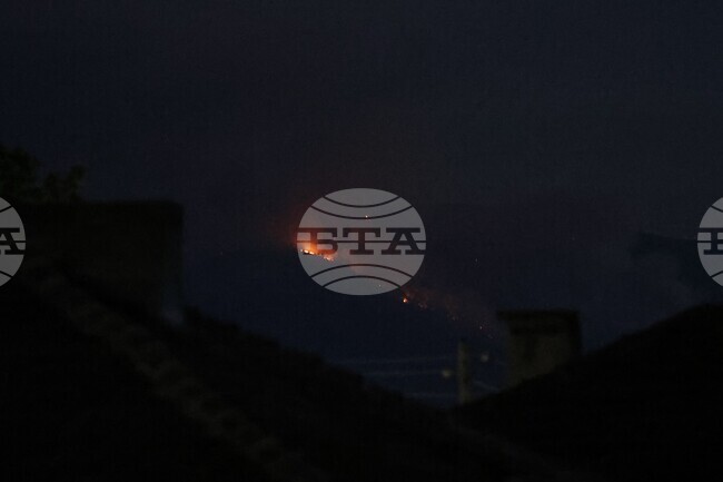 Около 70 човека работят на терен по овладяването на пожара в Национален парк ,,Рила" 