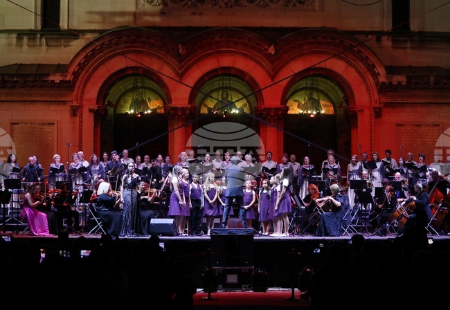 Изпълнители и публика пяха „Хубава си, моя горо“ на „Галаконцерт на българския талант“, който се състоя по случай Деня на Съединението