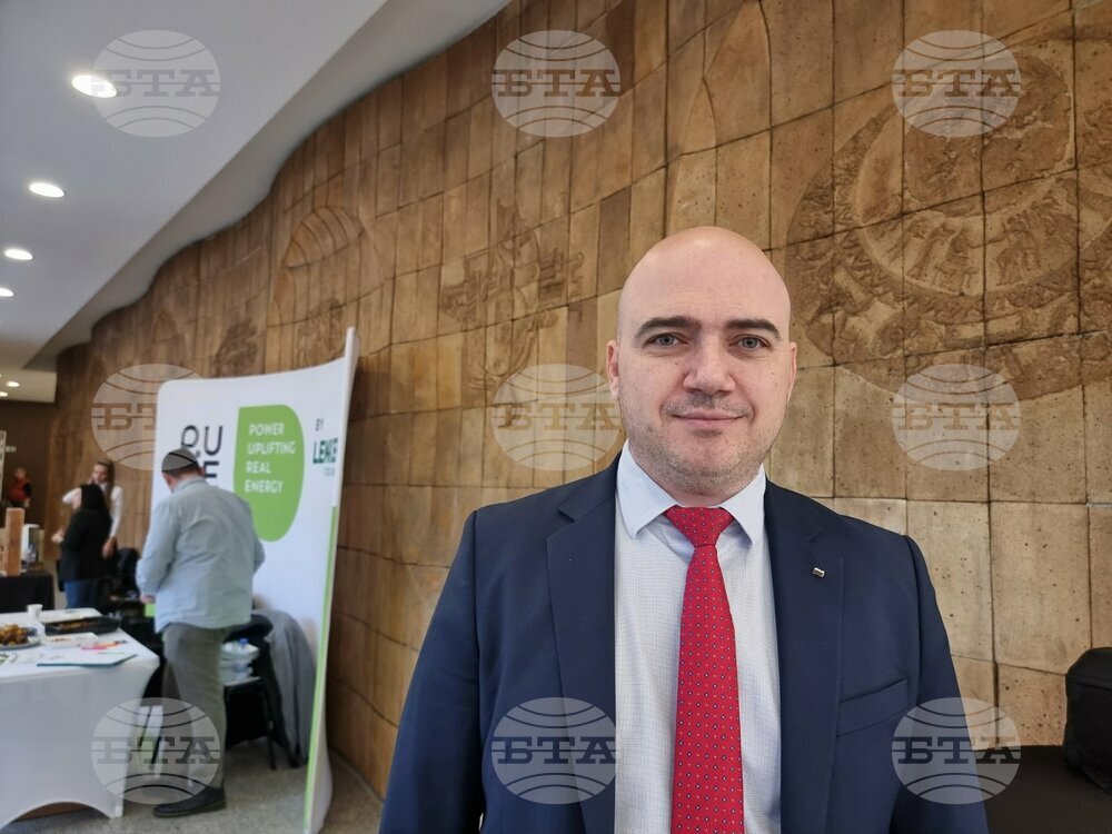 Топлото време не попречи на зимния сезон, курортите ни са пълни, каза служебният министър на туризма Илин Димитров