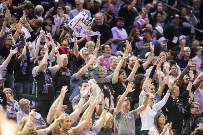 Баскетболният Голдън Стейт от женската НБА обяви, че е подобрил няколко рекорда за посещаемост в лигата