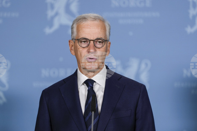 Ройтерс: Норвежкият премиер преодоля политическите сътресения и беше преизбран
