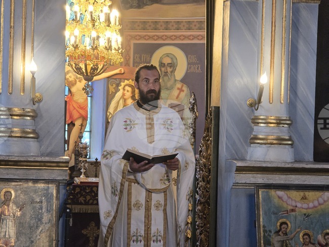 Нека да няма християнски дом без икона на Божията майка, каза отец Милен от плевенския храм „Света Параскева“