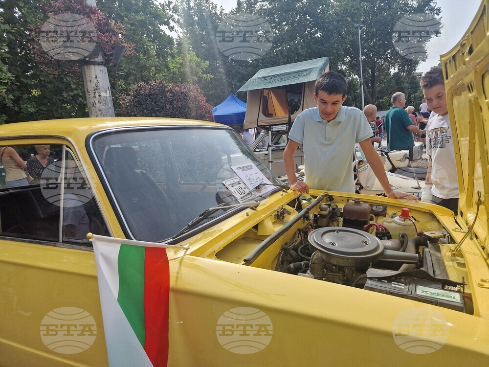 Ученик на 14 години от Хасково е най-младият собственик и реставратор на автомобил в парада за ретро коли в областния град