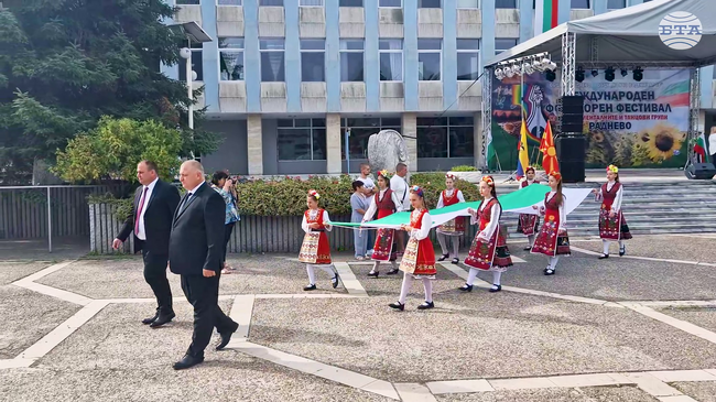 Надеждата е за бъдещето, което заедно градим всеки ден, каза кметът на Раднево Георги Петров по случай празника на града