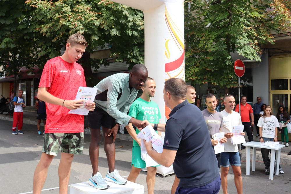 Угандецът Исмаил Сенанджи е носител на купата при мъжете в 40-ия лекоатлетически крос „Ванко Дяков“ в Хасково