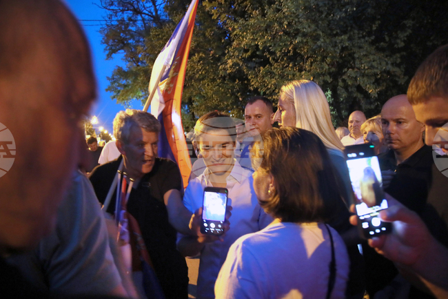 Привържениците на Александър Вучич имат право да бъдат пред парламента, каза председателят на Народната Скупщина Ана Бърнабич