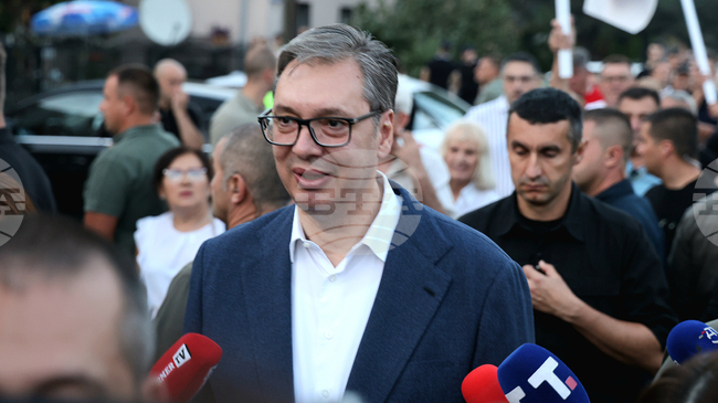 Китайският хуманоиден робот Лука, облечен с елек с гайтани, бе представен в Сърбия 