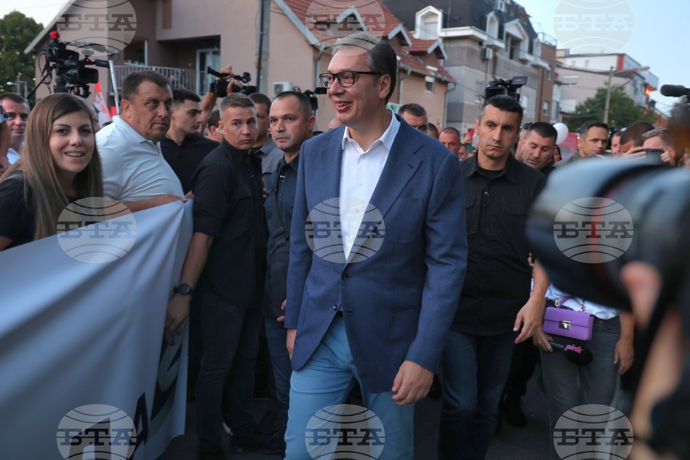 Група от 60 сърби от Косово тръгнаха пеша към Нови Сад, за да участват в митинг в подкрепа на сръбския президент Александър Вучич