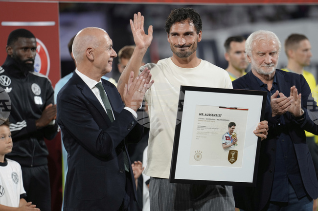 Бившият защитник Матс Хумелс беше почетен преди мача между Германия и Северна Ирландия в Кьолн