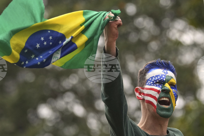 Десетки хиляди привърженици на бившия бразилски президент Болсонаро протестираха заради процеса срещу него