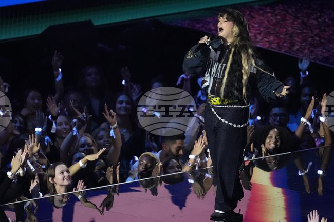 Певицата Лола Йънг отмени всичките си участия, след като падна на сцената в Ню Йорк