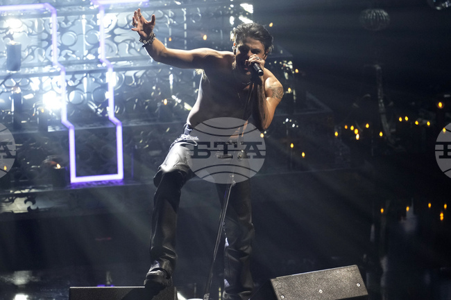 Певецът Йънгблъд ще прекъсне турнето си поради здравословни проблеми