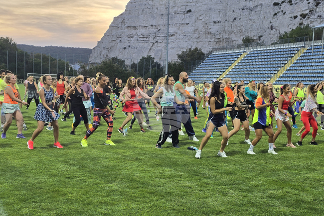 Любители на зумбата участваха в майсторски клас в Балчик с преподаватели от САЩ, Испания, Ливан и Хонконг