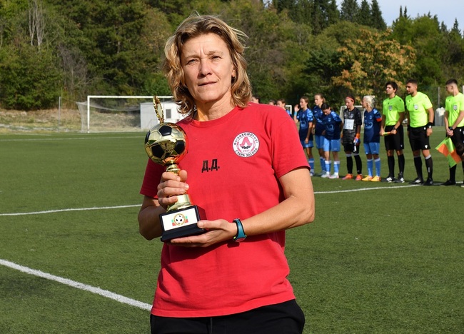 Диана Динева получи наградата за най-добър треньор в женския футбол