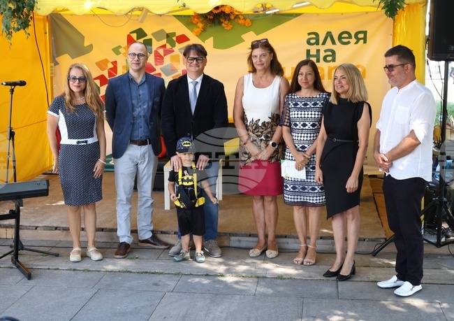 Изложението „Алея на книгата“ беше официално открито днес в София