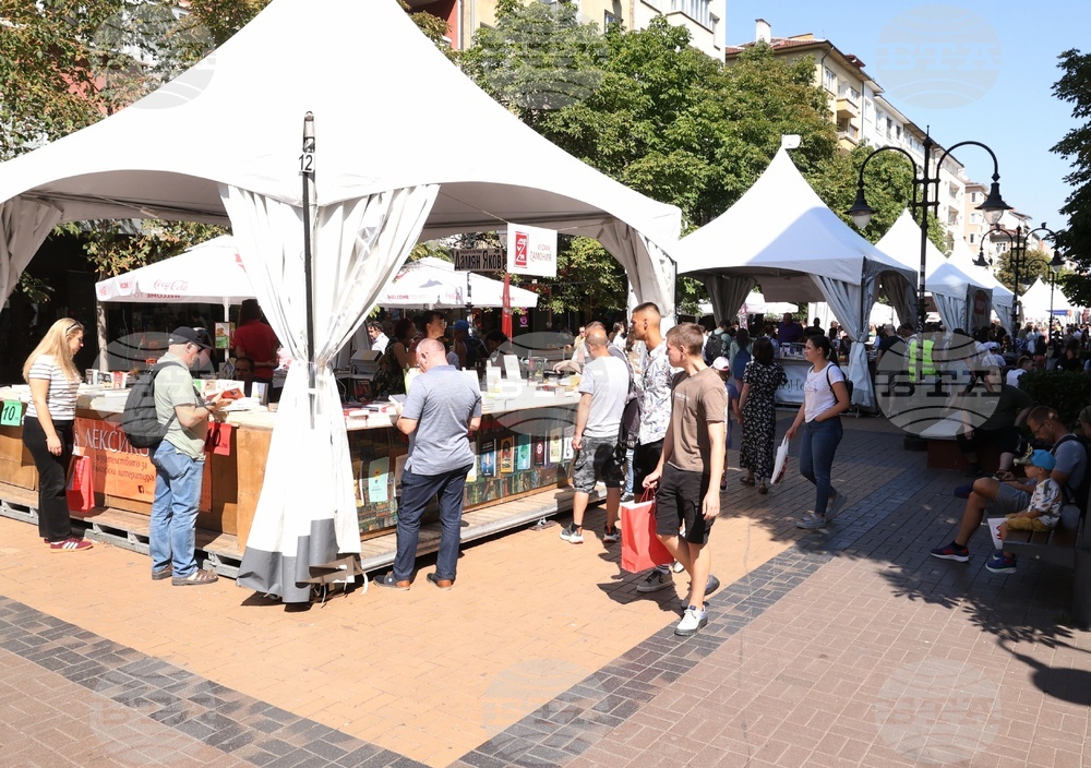 Писателят Чавдар Атанасов ще гостува днес на „Алея на книгата"