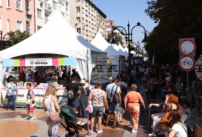 Авторите Галина Златарева, Бойко Беленски и Любомир Кючуков ще гостуват днес на „Алея на книгата“