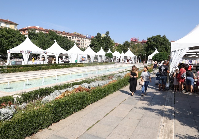 „Деца на разрухата“ на Ейдриън Чайковски и „Мрак“ на Емил Минчев ще бъдат представени на „Алея на книгата“ днес