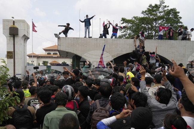 Демонстранти в Непал подпалиха сградата на парламента
