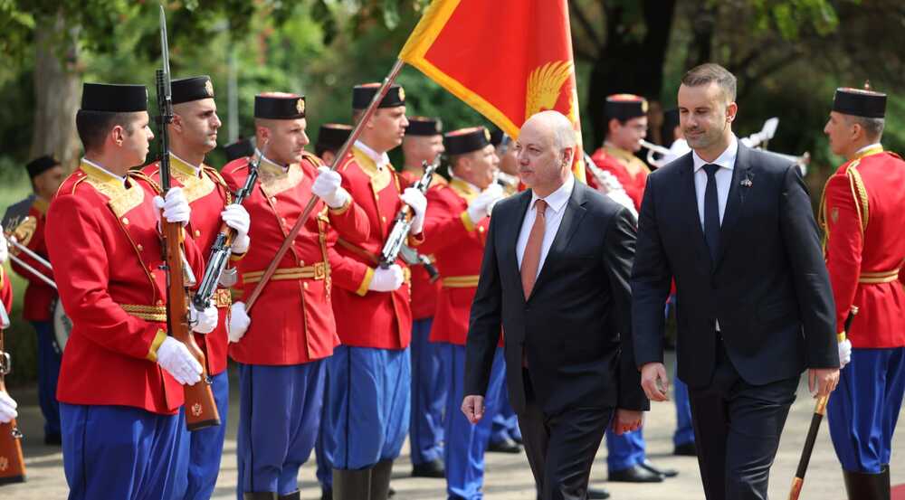 Министър-председателят Росен Желязков беше посрещнат с военни почести от черногорския премиер Милойко Спаич