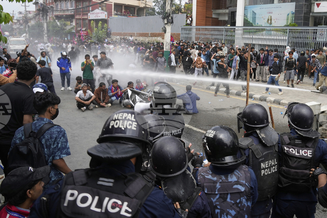 Най-малко 14 души загинаха в Непал при протести срещу забраната на социалните мрежи