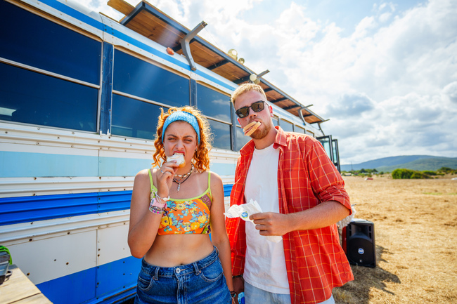 Актьорите Алена Вергова и Боян Тодоров пуснаха дуетна песен със заглавие „Нощта умира сама“