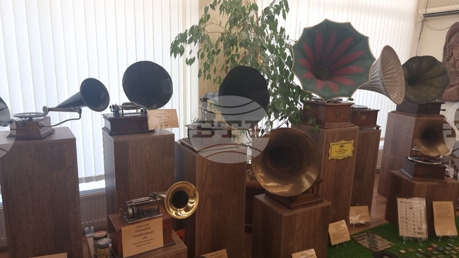 Колекция от над 50 грамофона показва изложба в Белене