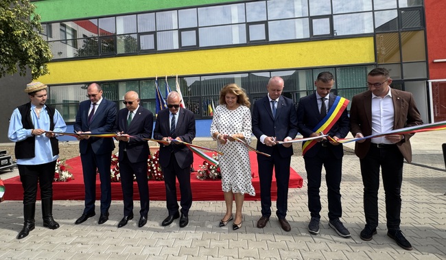 Илияна Йотова откри учебната година в Стар Бешенов в най-старото създадено от българи училище в чужбина