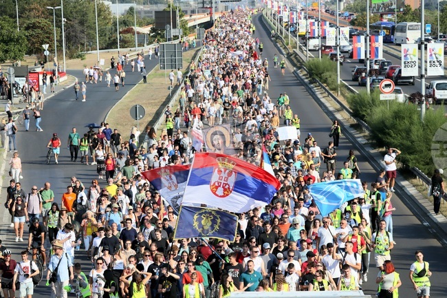 Хиляди хора протестираха в Белград и обвиниха полицията в бруталност по време на антиправителствените демонстрации