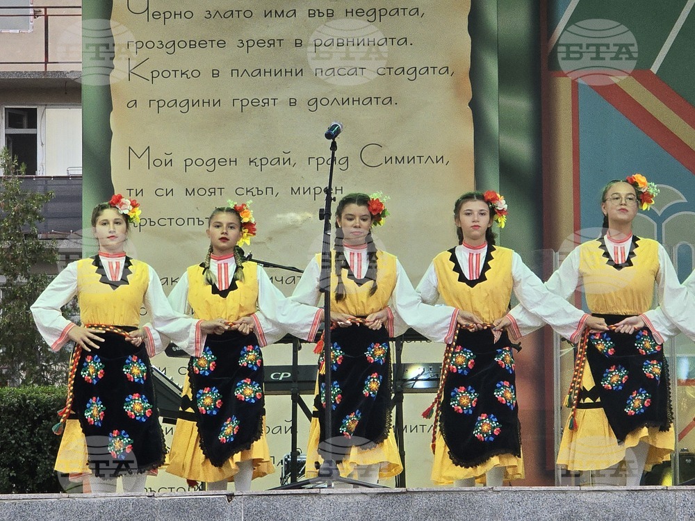 Със Света литургия, празнично шествие към Паметника на загиналите за свободата и празничен концерт град Симитли отбеляза своя празник