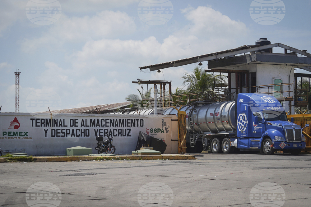 Трима загинали при експлозия на петролопровод в Мексико