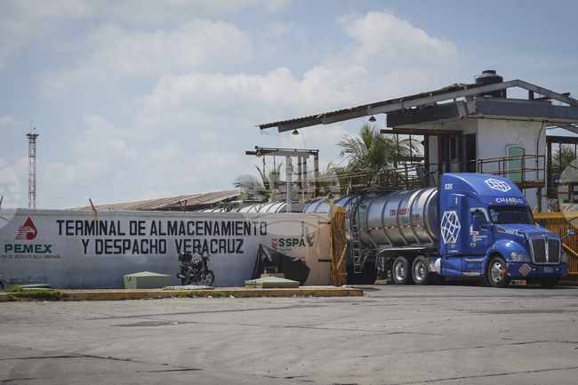 Трима загинали при експлозия на петролопровод в Мексико
